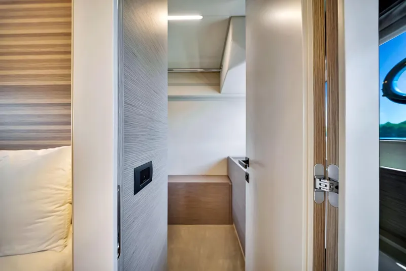  Yacht Photos Pics Interior of 2022 Ferretti Yachts 670, featuring modern design and sleek finishes.