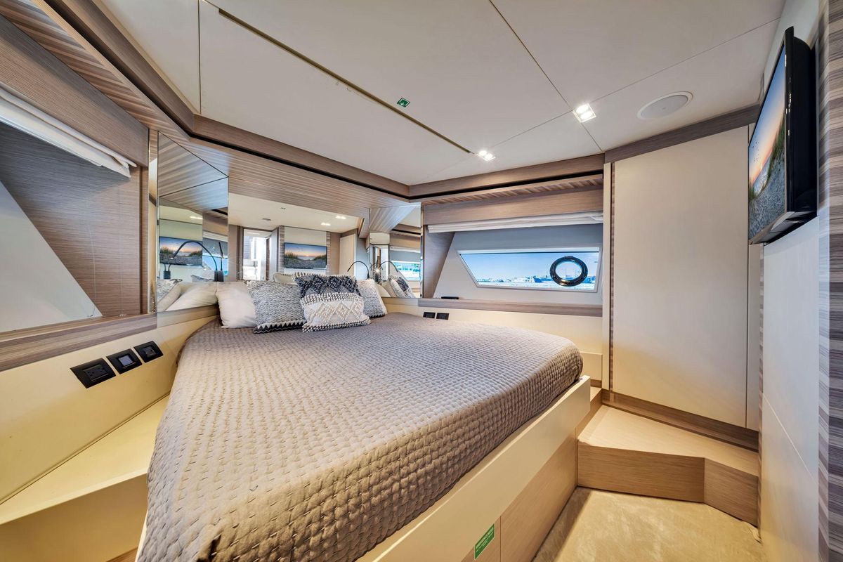 2022 Ferretti Yachts 67 