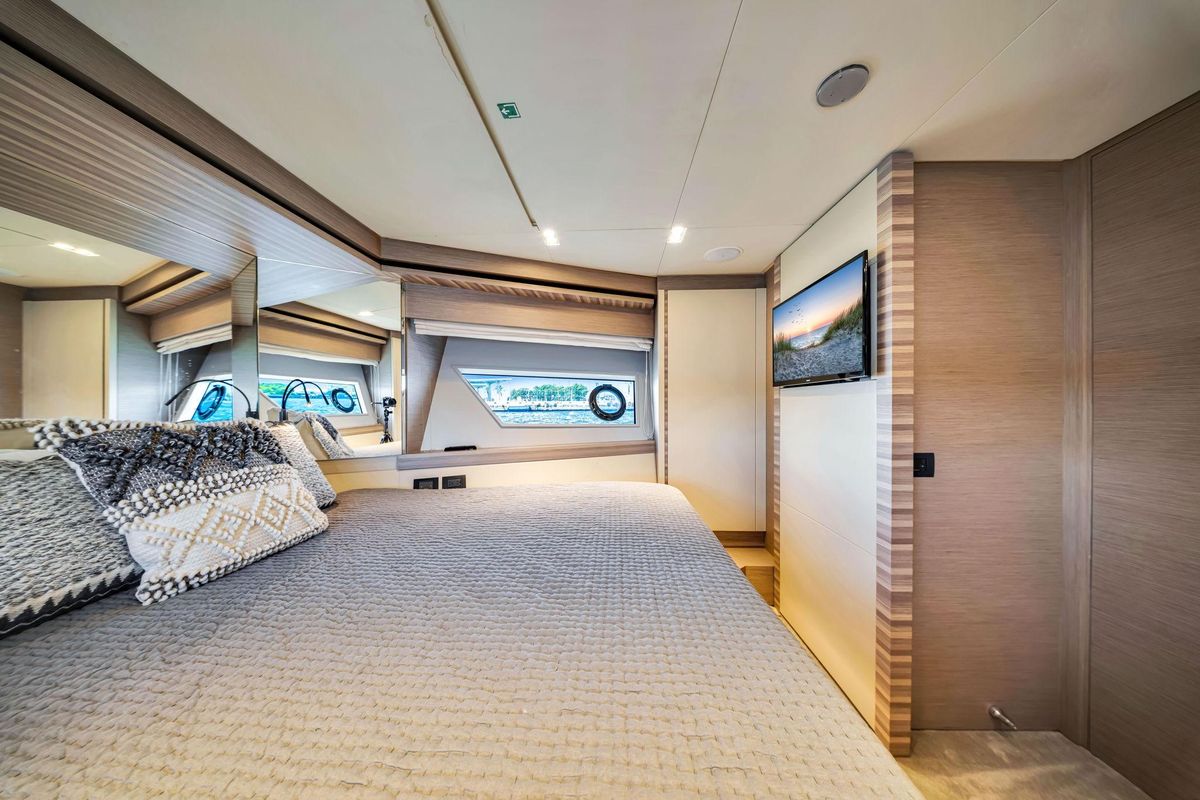 2022 Ferretti Yachts 67 