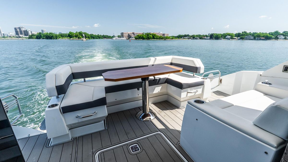 2018 Cruisers Yachts 50 
