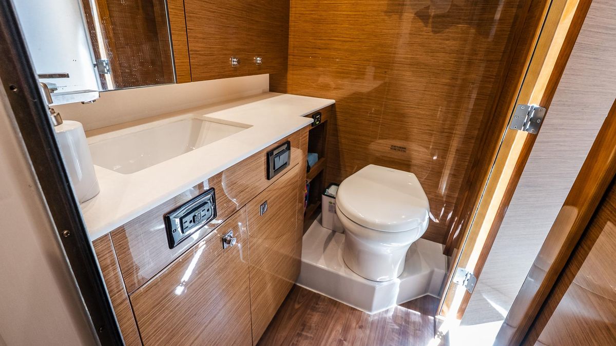 2018 Cruisers Yachts 50 