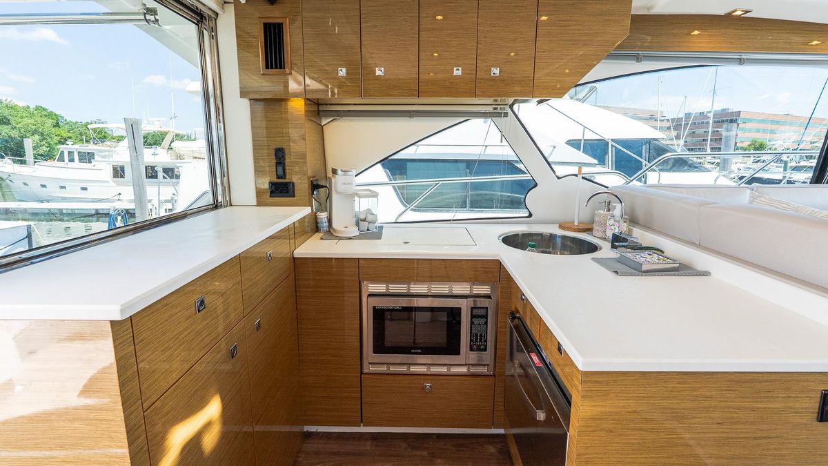 2018 Cruisers Yachts 50 