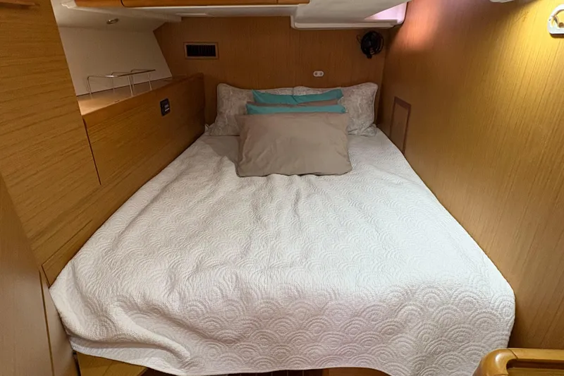 Star IV Yacht Photos Pics Double VIP Berth to Stb.