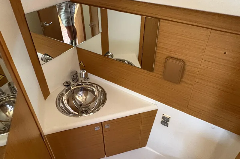 Star IV Yacht Photos Pics VIP vanity and shower head