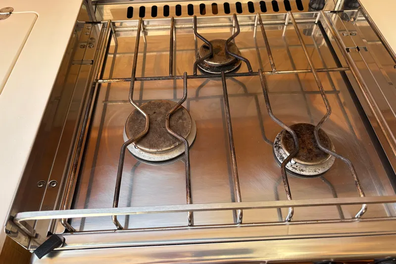 Star IV Yacht Photos Pics Stainless steel stove with three burner