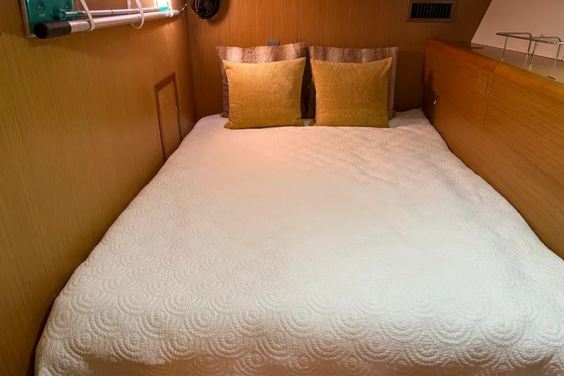 Star IV Yacht Photos Pics VIP Double to Port with head access