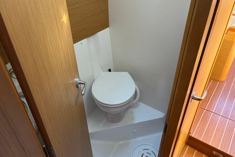 Star IV Yacht Photos Pics VIP Head with direct access