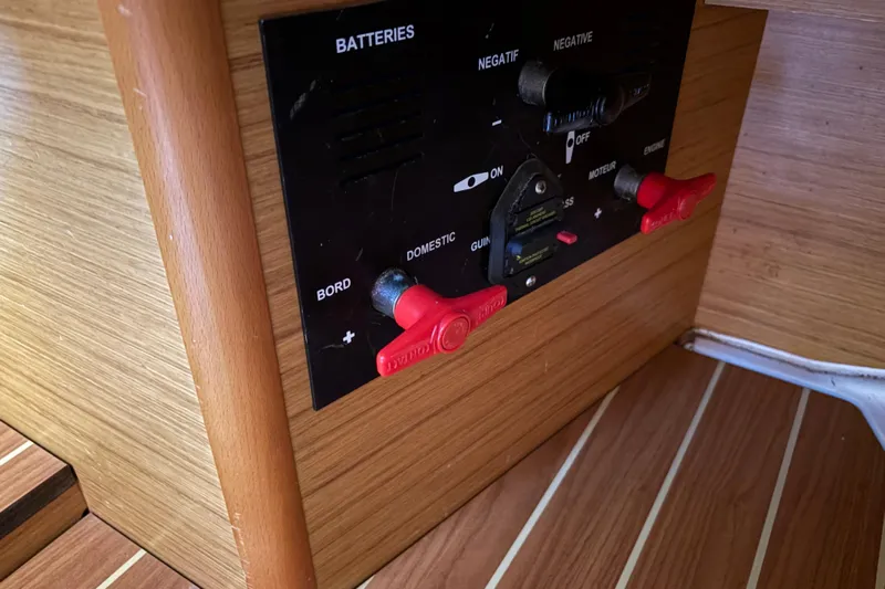 Star IV Yacht Photos Pics VIP berth with access to battery switches