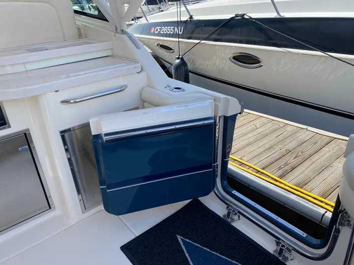 Lola Yacht Photos Pics 2017 Grady-White Freedom 375 boat interior with open door to dock.