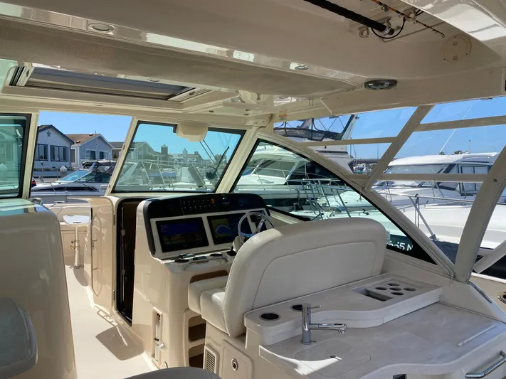 Lola Yacht Photos Pics Interior of 2017 Grady-White Freedom 375 boat with helm and seating area.