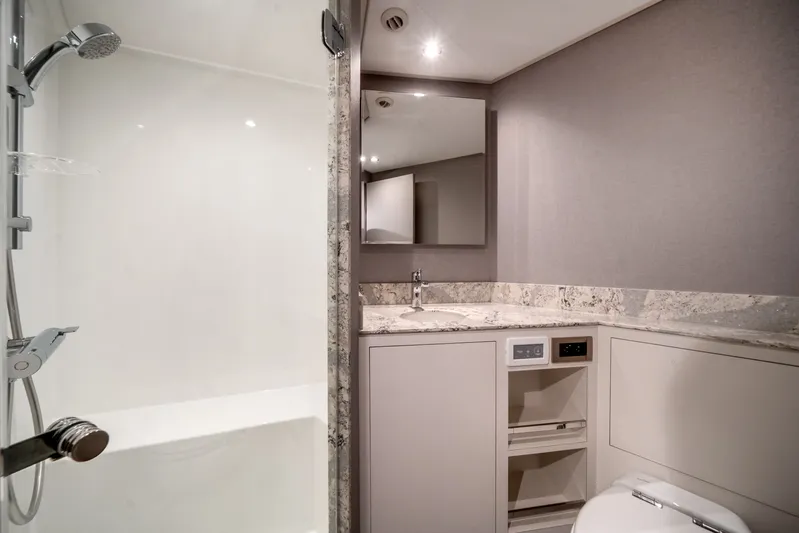  Yacht Photos Pics Luxurious bathroom on Ocean Alexander 35P yacht, model year 2026.