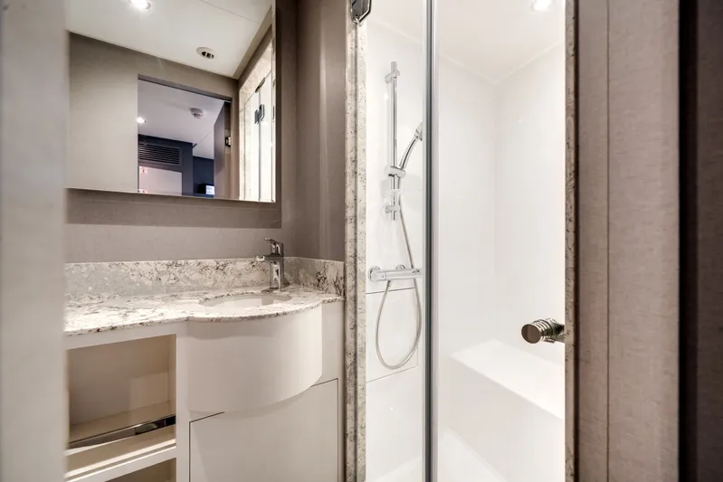  Yacht Photos Pics Luxurious bathroom on Ocean Alexander 35P yacht, model year 2026.