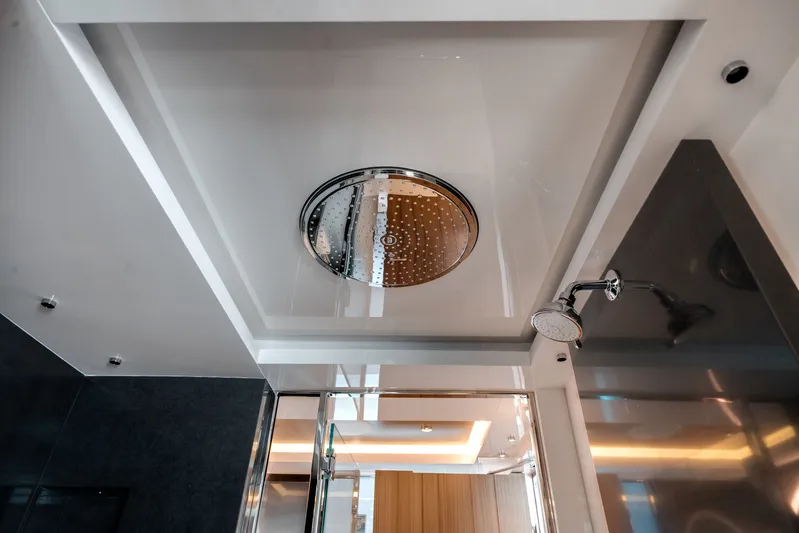  Yacht Photos Pics Luxurious shower in Ocean Alexander 35P yacht model 2026.