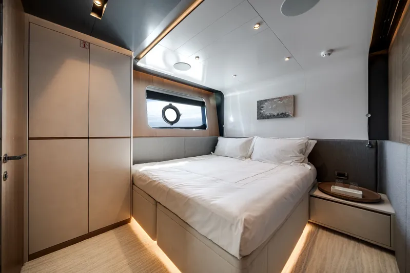  Yacht Photos Pics Luxurious cabin of Ocean Alexander 35P yacht, year 2026.