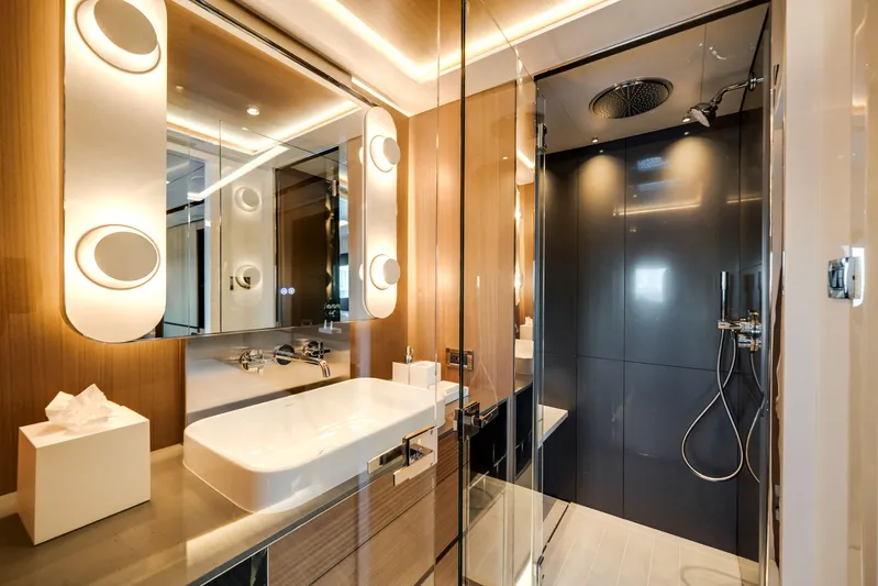  Yacht Photos Pics Luxurious bathroom on Ocean Alexander 35P yacht, model year 2026.