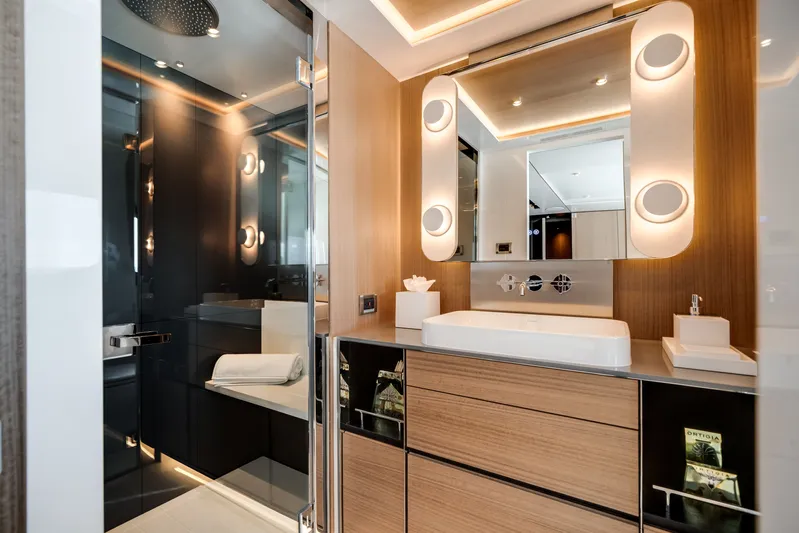  Yacht Photos Pics Luxurious bathroom on Ocean Alexander 35P yacht, model year 2026.