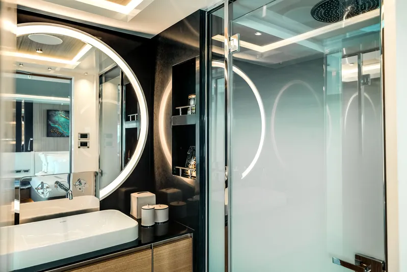  Yacht Photos Pics Luxurious bathroom on Ocean Alexander 35P yacht, year 2026.