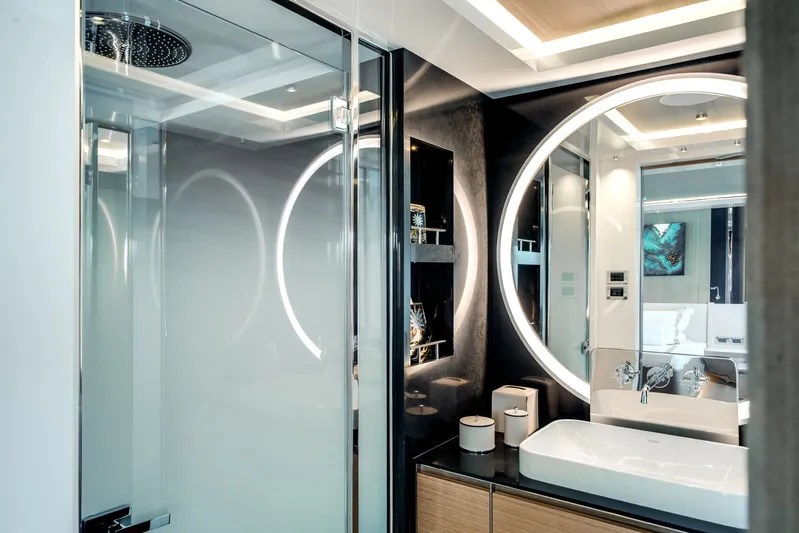  Yacht Photos Pics Luxurious bathroom on Ocean Alexander 35P yacht, model year 2026.