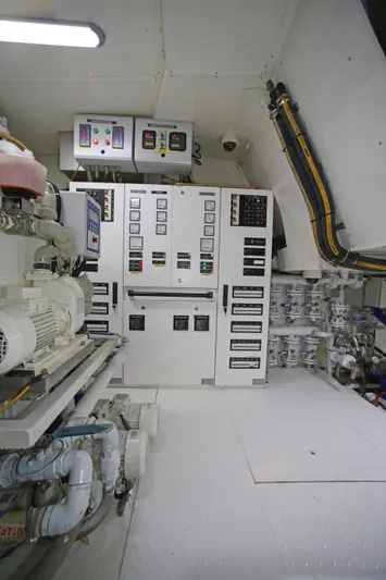 Zenith Yacht Photos Pics Engine room