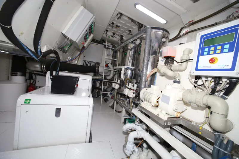 Zenith Yacht Photos Pics Engine room