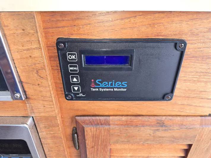 Aurora Yacht Photos Pics iSeries tank systems monitor on 1982 Tollycraft 37 Sportfish/Convertible boat.