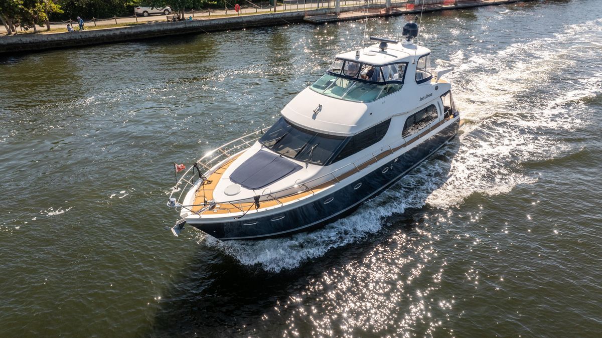 2005 Carver 56 