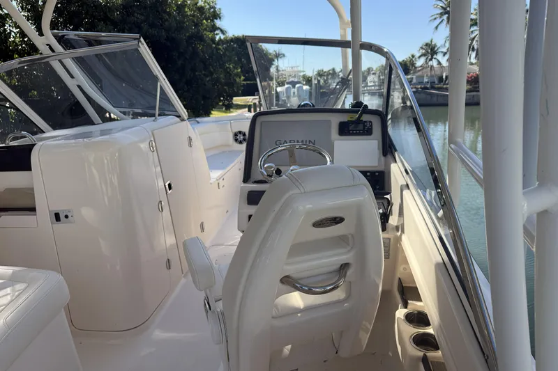 275-264 Brokerage Joe Yacht Photos Pics 2022 Grady-White Freedom 275 boat interior with steering console and seating.