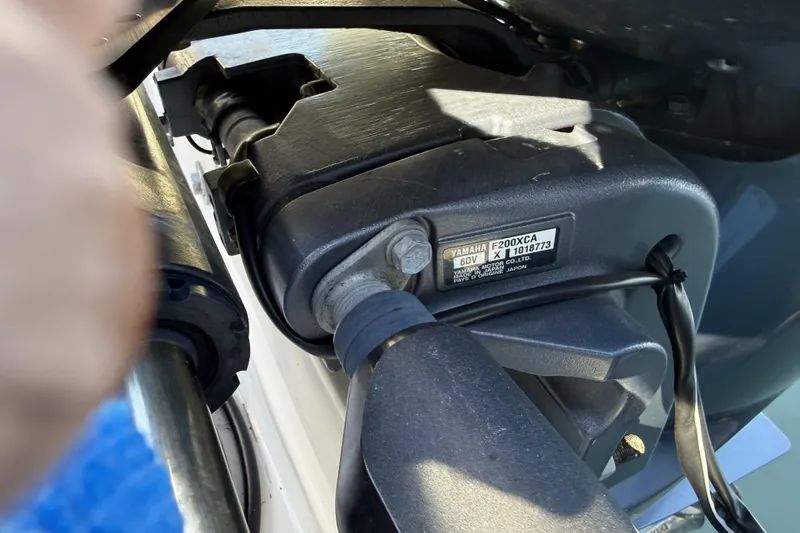 275-264 Brokerage Joe Yacht Photos Pics Close-up of Yamaha F200XCA engine on 2022 Grady-White Freedom 275 boat.