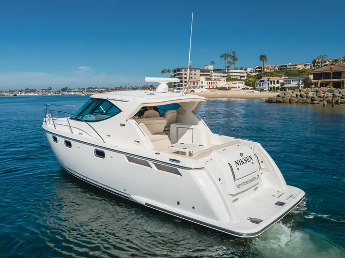 Niksen Yacht Photos Pics 2013 Tiara Yachts 3500 Sovran cruising near coastal homes.