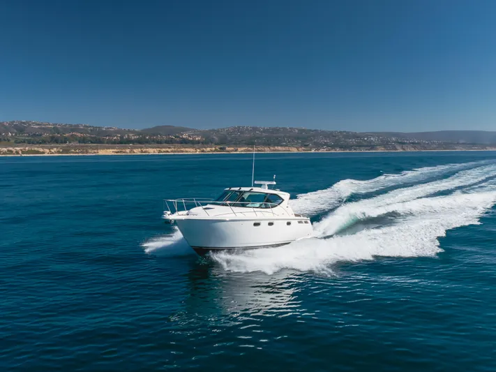 Niksen Yacht Photos Pics Tiara Yachts 2013 3500 Sovran cruising on open blue water.