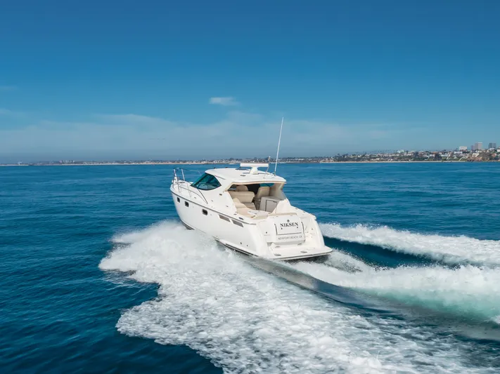 Niksen Yacht Photos Pics 2013 Tiara Yachts 3500 Sovran cruising on open water, leaving a wake behind.