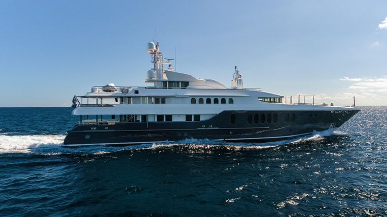 2004-185-oceanfast-full-displacement