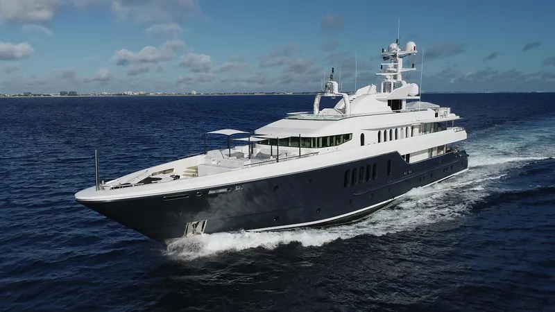 4 Roses Yacht Photos Pics 