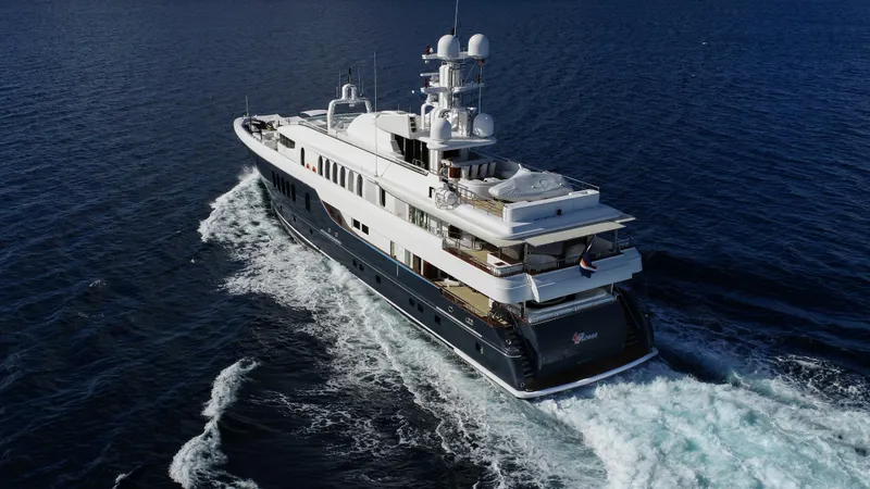 4 Roses Yacht Photos Pics 