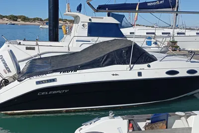 1993 Celebrity 220 Cuddy Cabin