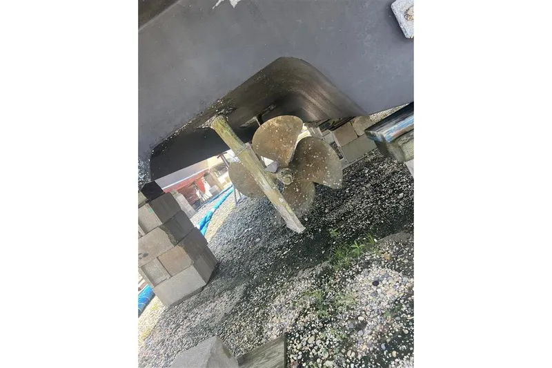  Yacht Photos Pics Propeller of a 2007 Sea Ray 52 Sedan Bridge on dry dock.