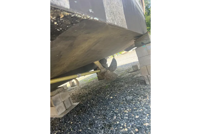  Yacht Photos Pics 2007 Sea Ray 52 Sedan Bridge boat hull and propeller on blocks.