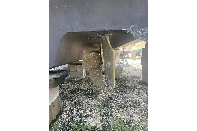  Yacht Photos Pics 2007 Sea Ray 52 Sedan Bridge propeller and hull on dry dock.