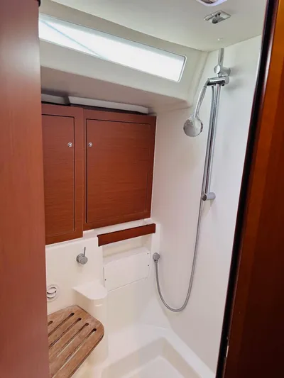 Flight Risk Yacht Photos Pics Beneteau Oceanis 51.1 2020 yacht bathroom with shower and wooden accents.