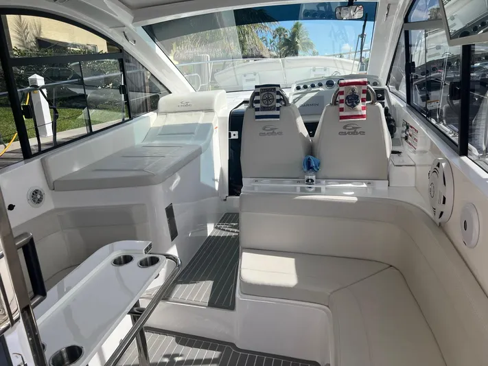 Romaniac Yacht Photos Pics Interior of 2021 Evolve 400HT yacht, featuring sleek seating and modern design elements.