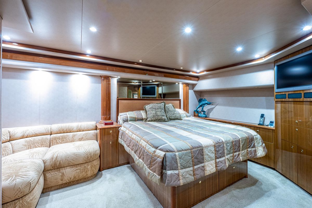 2005 Viking 74 