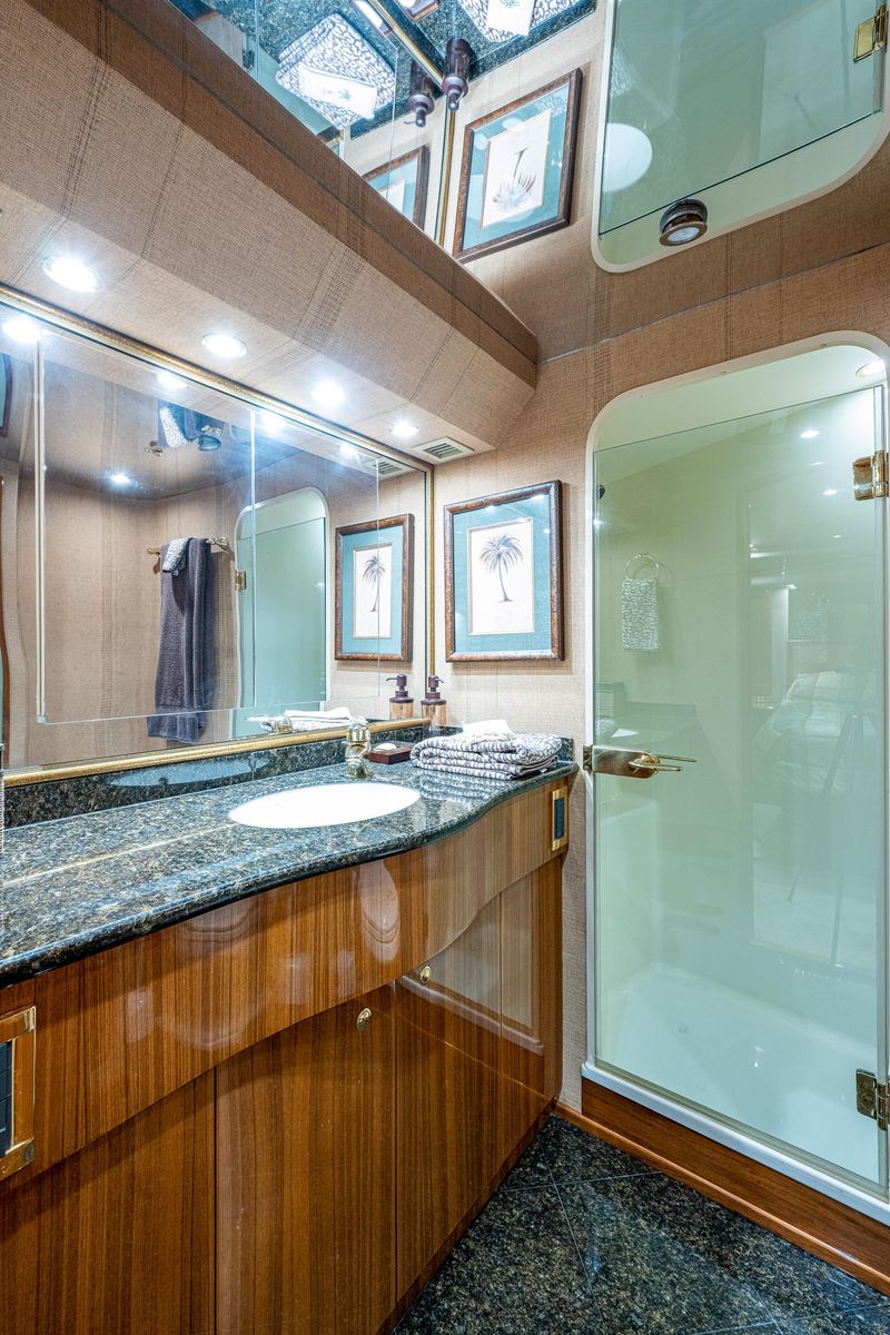2005 Viking 74 
