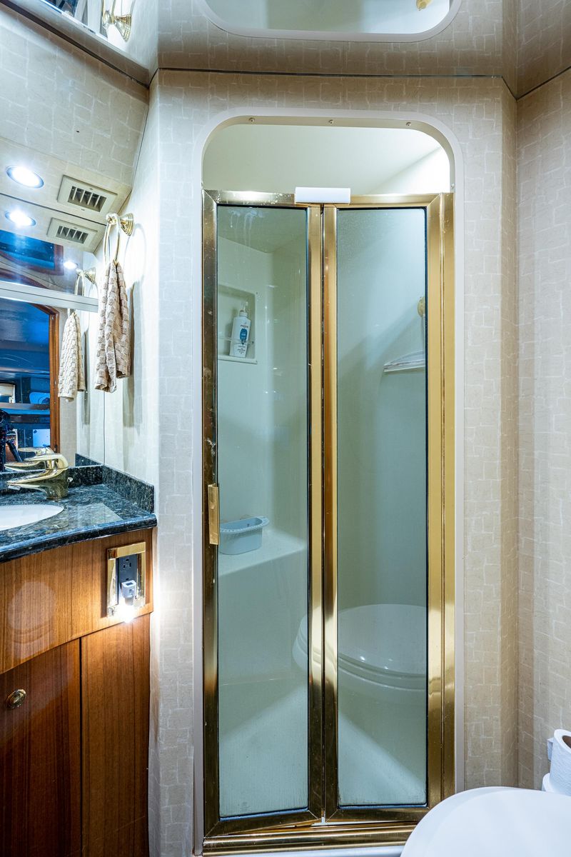 2005 Viking 74 