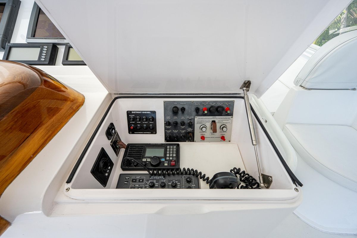 2005 Viking 74 