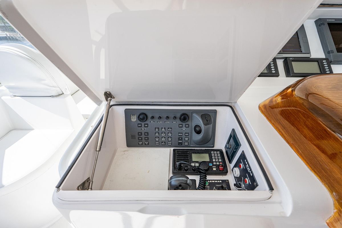 2005 Viking 74 