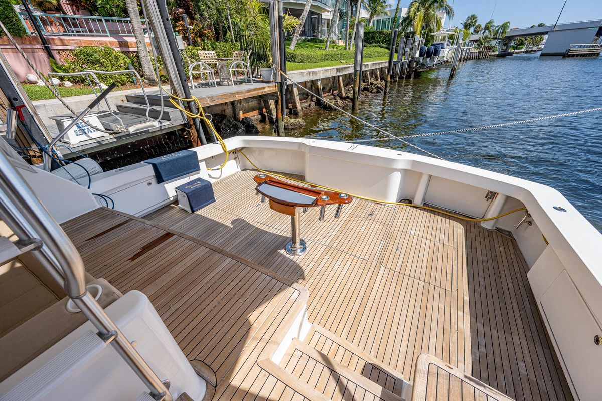 2005 Viking 74 