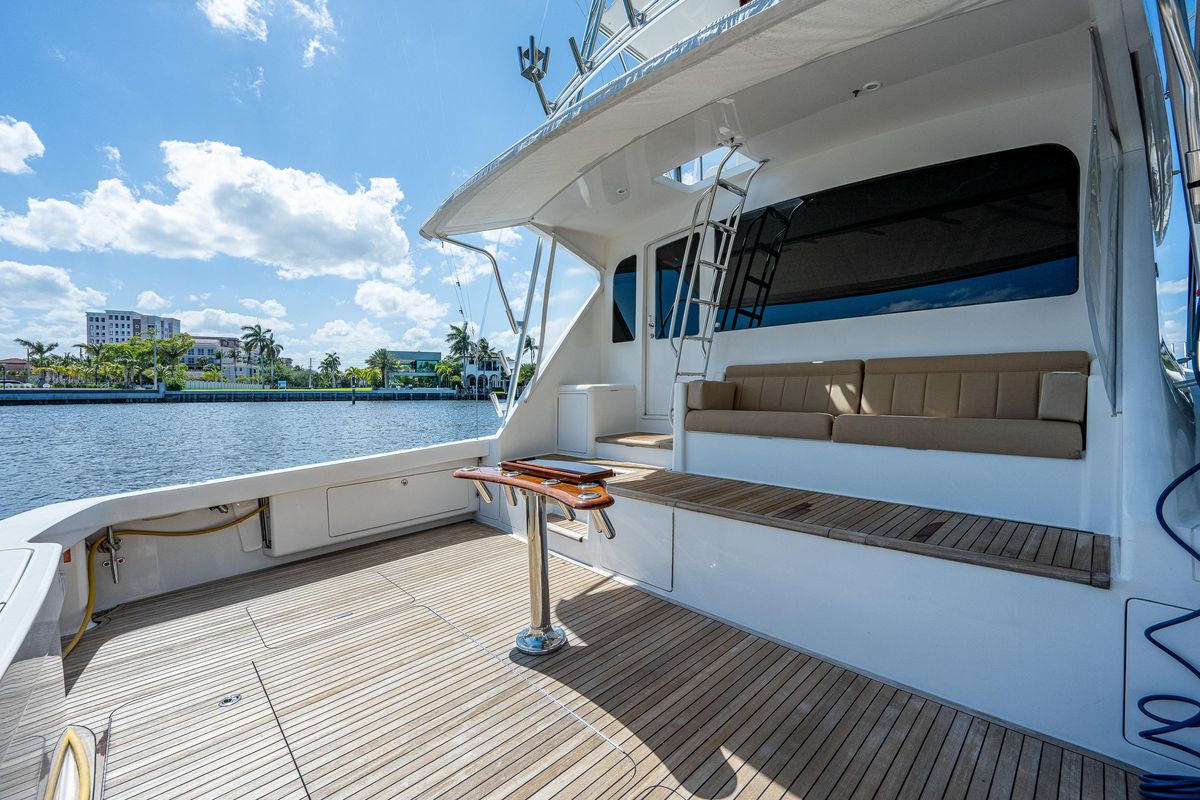 2005 Viking 74 