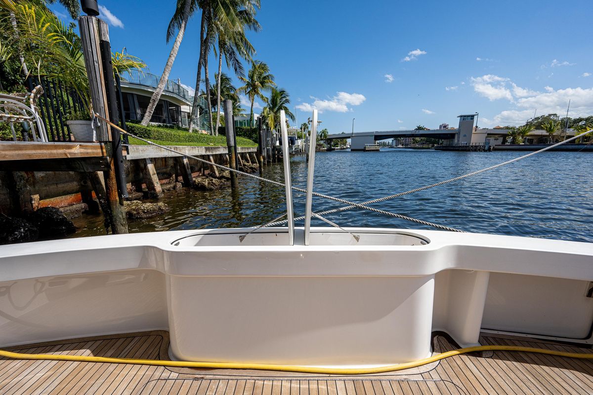 2005 Viking 74 