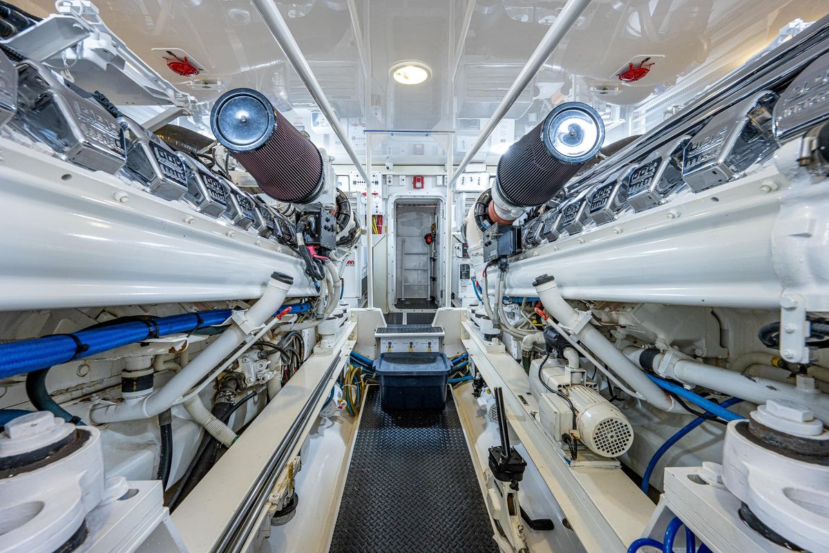 2005 Viking 74 