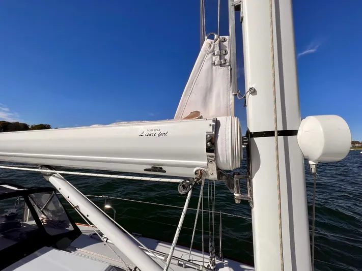 Airwaves Yacht Photos Pics 2006 J Boats J/124 sailboat mast and boom against clear blue sky.